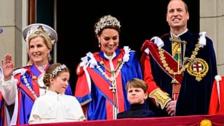 Auf dem Balkon macht Prinz Louis einige Scherze