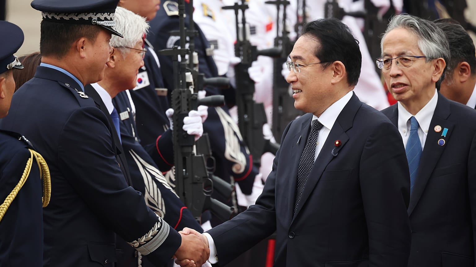Dél-koreai katonai vezetők köszöntik a japán miniszterelnököt