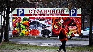 Orosz élelmiszerek reklámja egy berlini poszteren 2016. március 9-én
