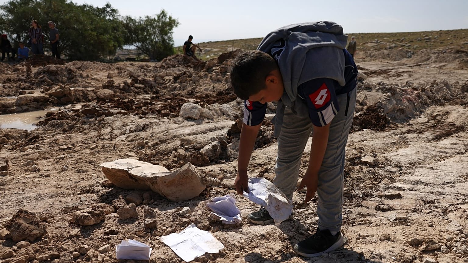 طفل فلسطيني في موقع هدم مدرسته الابتدائية في قرية "جب الذيب" النائية شرق بيت لحم في الضفة الغربية 