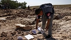 طفل فلسطيني في موقع هدم مدرسته الابتدائية في قرية "جب الذيب" النائية شرق بيت لحم في الضفة الغربية 