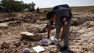 طفل فلسطيني في موقع هدم مدرسته الابتدائية في قرية "جب الذيب" النائية شرق بيت لحم في الضفة الغربية