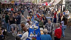 Жители Великобритании отмечают важное событие в истории страны