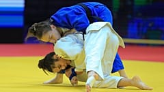 Sabina Giliazova de Rusia y Blandine Pont de Francia, abajo, en acción durante la categoría femenina -48 en los Campeonatos Mundiales de Judo en Doha, Catar, 5/4/2023