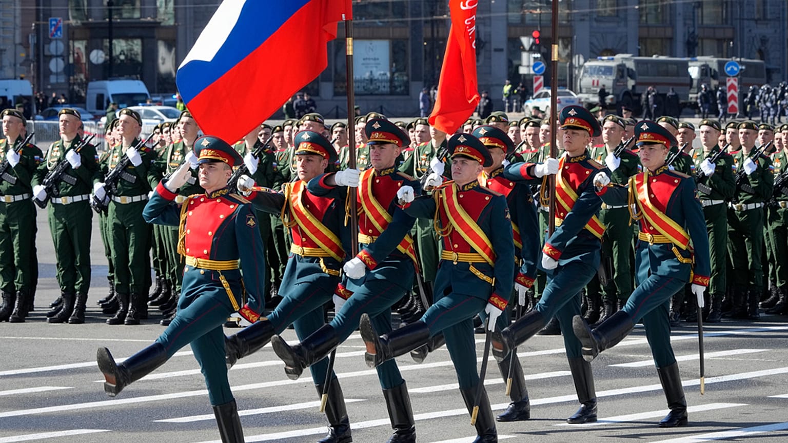 Soldados de la guardia de honor marchan durante un ensayo para el desfile militar del Día de la Victoria.