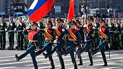 Soldados de la guardia de honor marchan durante un ensayo para el desfile militar del Día de la Victoria.