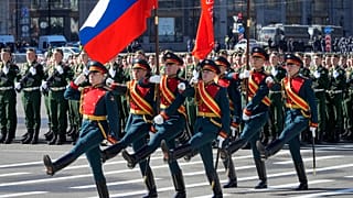 Soldados de la guardia de honor marchan durante un ensayo para el desfile militar del Día de la Victoria.