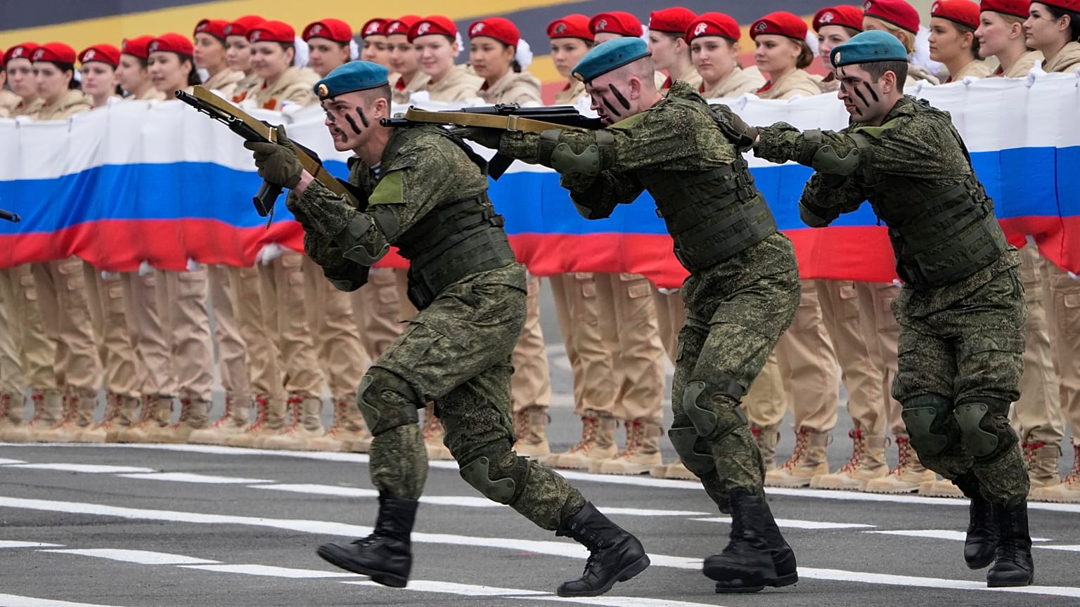 Генеральная репетиция военного парада ко Дню Победы в Санкт-Петербурге. 7 мая 2023 года