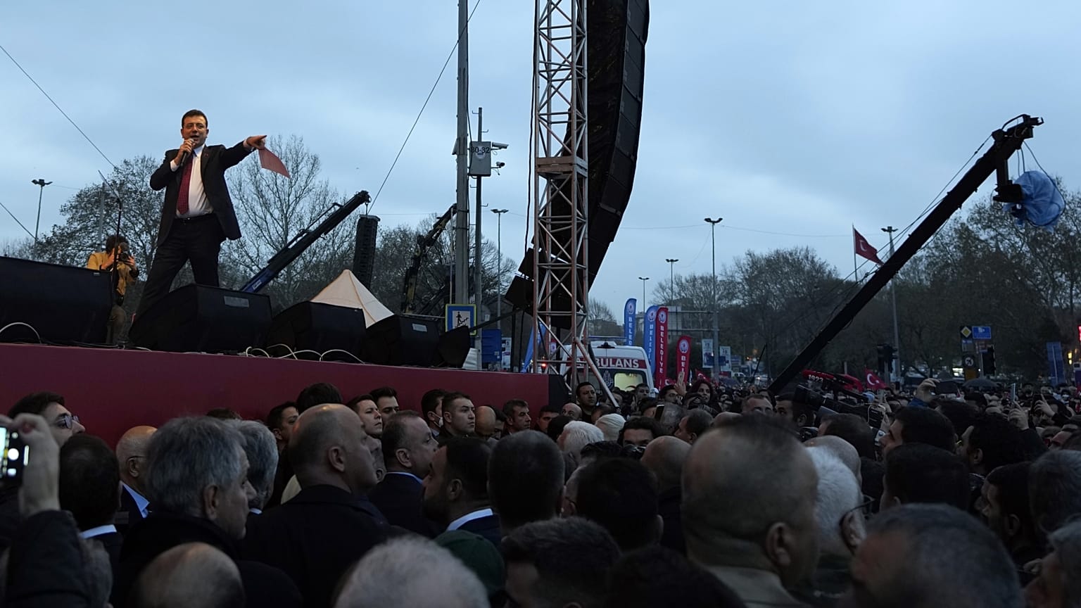 Ekrem Imamoglu a támogatóihoz beszél tavaly decemberben
