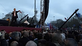 Ekrem Imamoglu a támogatóihoz beszél tavaly decemberben
