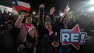 Militantes del Partido Republicano celebran la victoria del partido tras las elecciones contitucionales en Santiago de Chile, el 7 de mayo de 2023.