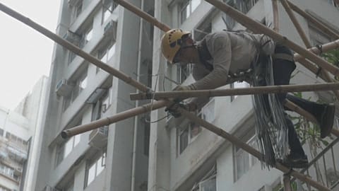 Возведение строительных лесов из бамбука в Гонконге - редкое ремесло