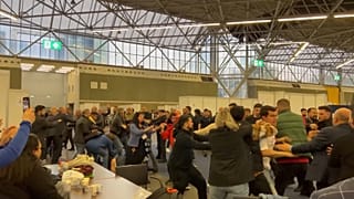 Hollanda'da 14 Mayıs seçimleri için oy verme işlemi sırasında kavga çıktı