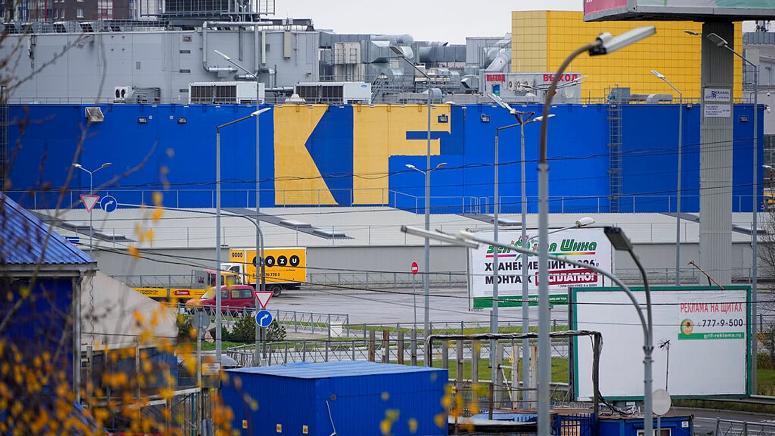 El logotipo de IKEA, parcialmente pintado sobre la fachada de una de sus tiendas en San Petersburgo, Rusia, jueves 27 de octubre de 2022