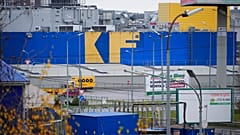 El logotipo de IKEA, parcialmente pintado sobre la fachada de una de sus tiendas en San Petersburgo, Rusia, jueves 27 de octubre de 2022