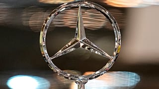 شعار سيارة مرسيدس على سيارة قديمة في ألمانيا. 2021/12/02