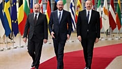 الرئيس الأذري إلهام علييف (يمين) ، تشارلز ميشيل رئيس المجلس الأوروبي (وسط) ورئيس الوزراء الأرميني نيكول باشينيان في بروكسل في 04 يونيو-حزيران 2022