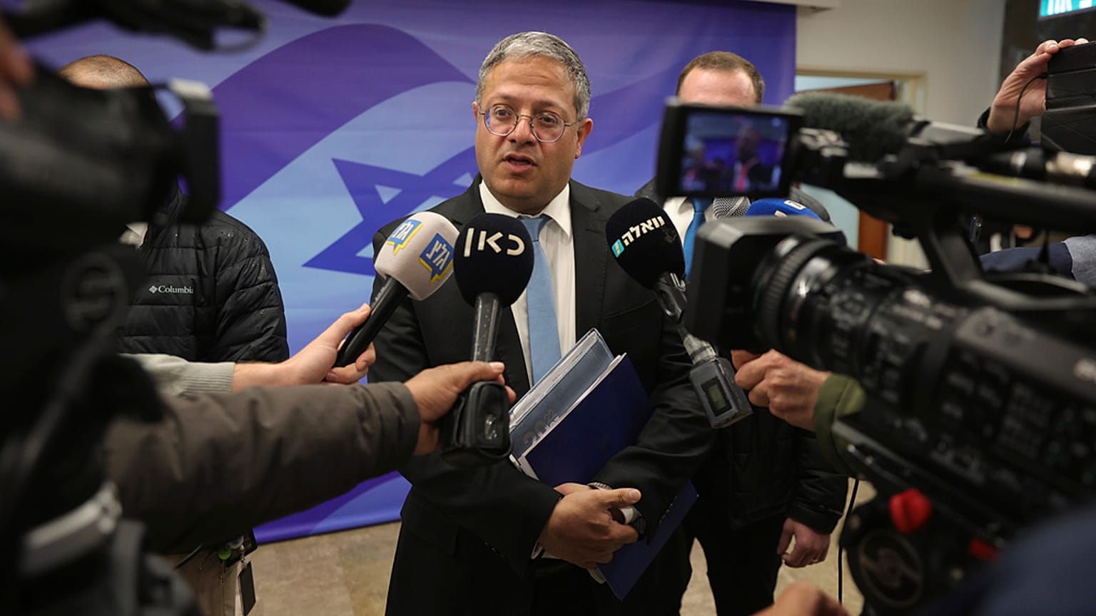 Itamar Ben-Gvir izraeli nemzetbiztonsági miniszter, középen, újságírókkal tárgyal a kormány heti ülése előtt a jeruzsálemi miniszterelnöki hivatalban, 2023. március 19-én