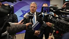 Itamar Ben-Gvir izraeli nemzetbiztonsági miniszter, középen, újságírókkal tárgyal a kormány heti ülése előtt a jeruzsálemi miniszterelnöki hivatalban, 2023. március 19-én