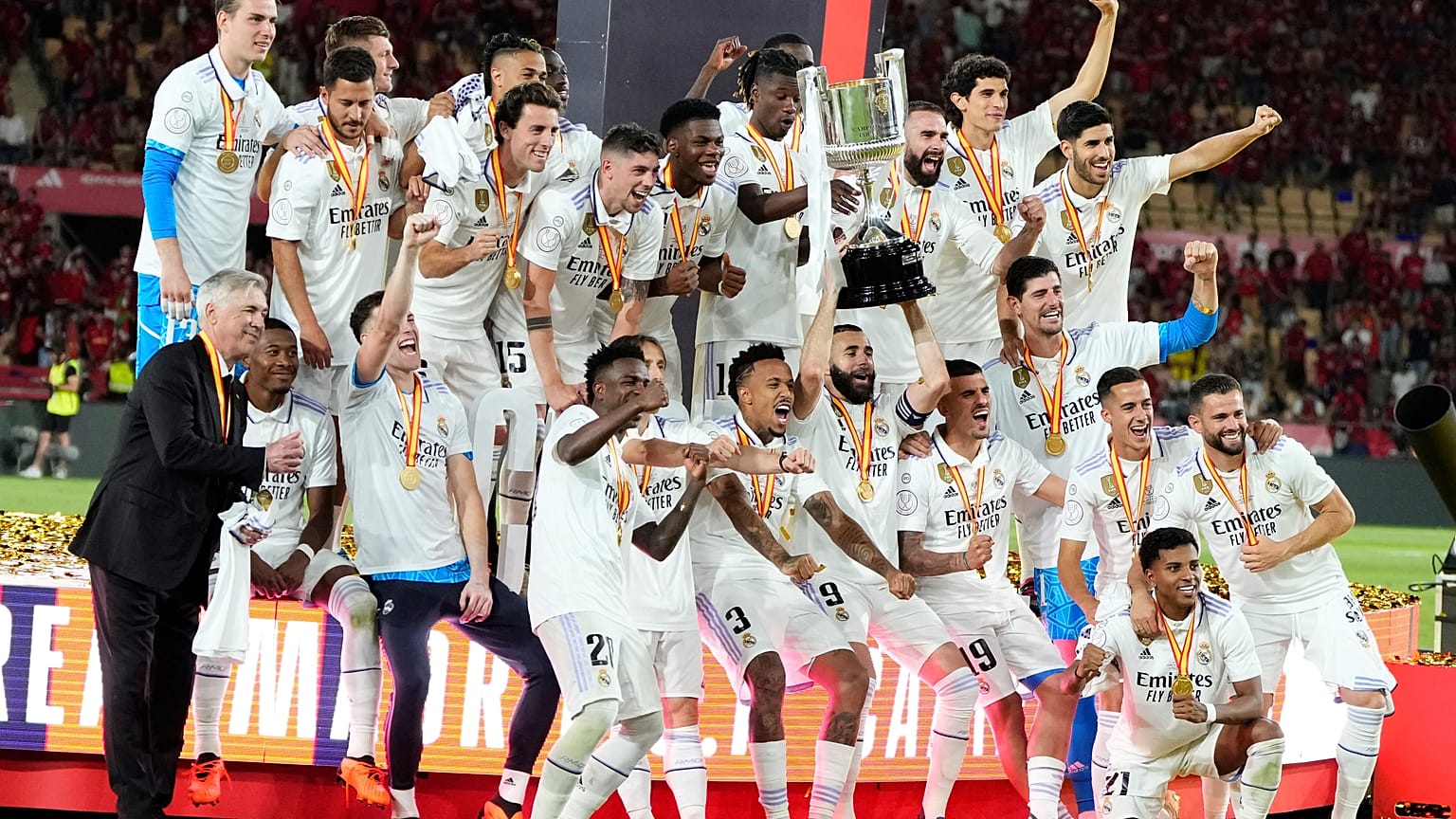 فريق ريال مدريد والمدرب الرئيسي كارلو أنشيلوتي يحتفلون بالفوز  بكأس ملك إسبانيا في إشبيلية. 2023/05/06