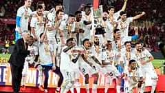 فريق ريال مدريد والمدرب الرئيسي كارلو أنشيلوتي يحتفلون بالفوز  بكأس ملك إسبانيا في إشبيلية. 2023/05/06