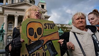 Protestas en Belgrado tras los mortíferos tiroteos masivos.