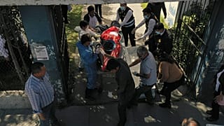 El cuerpo de uno de los mineros fallecido a su llegada a la morgue