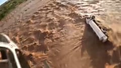 Un conductor de un camión fue rescatado por dos pilotos en Kenia.