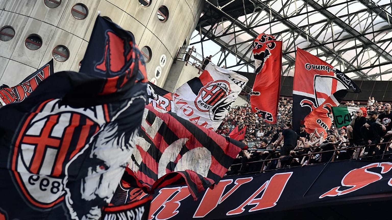 Adeptos do AC Milão no estádio de San Siro