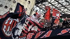 Adeptos do AC Milão no estádio de San Siro