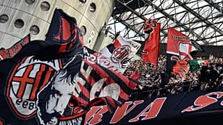 Adeptos do AC Milão no estádio de San Siro
