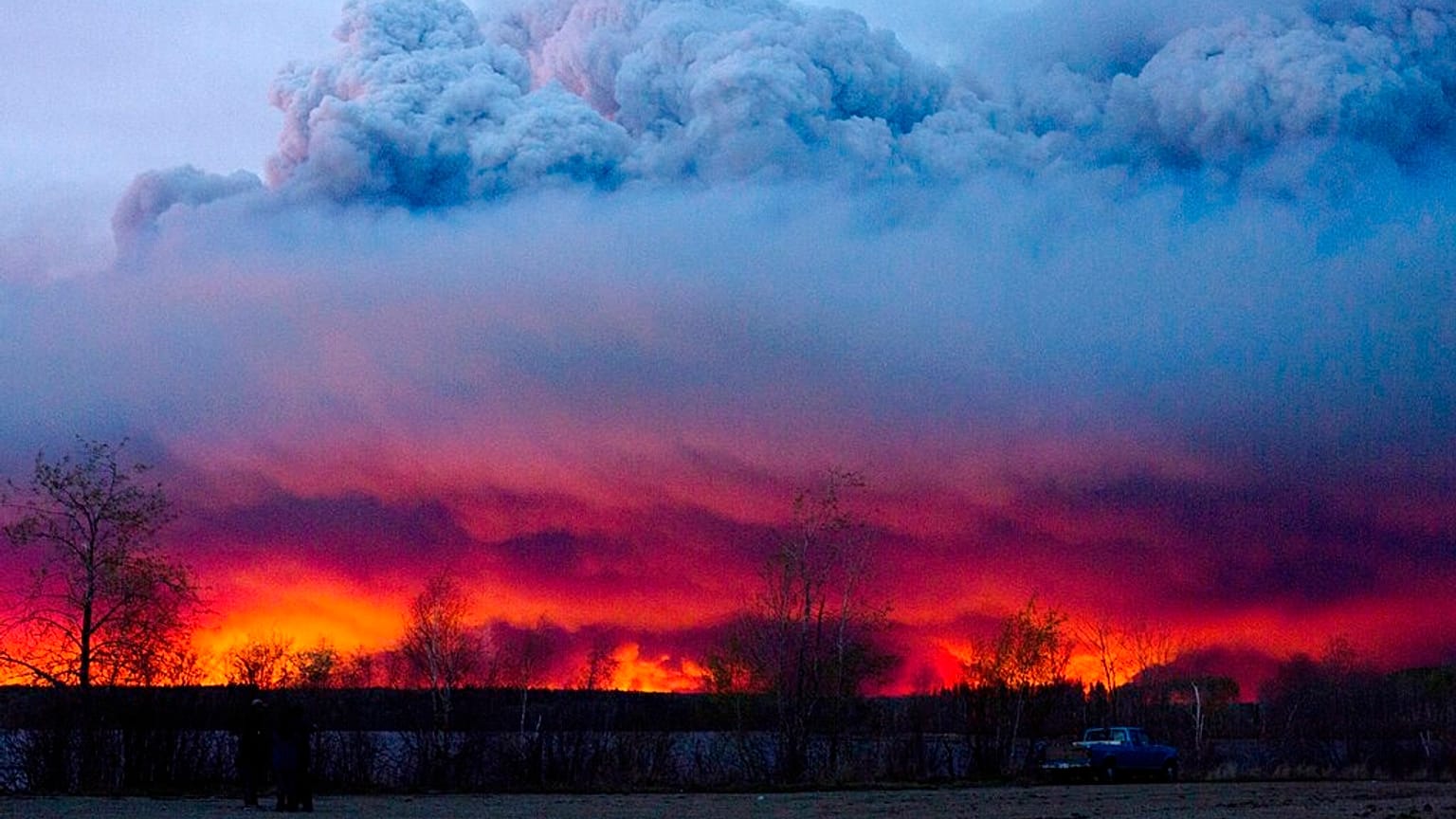  A wildfire moves towards the town of Anzac from Fort McMurray, Alberta- εικόνα αρχείου