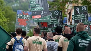 Aşırı sağcılar ve neo-nazi parti destekçileri 1 Mayıs 2019 İşçi Bayramı gösterileri sırasında Almanya'nın Plauen kentinde yürüyor (arşiv)