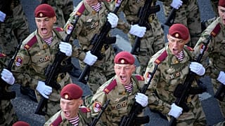 Soldados russos marcham rumo à Praça Vermelha para o desfile militar do Dia da Vitória