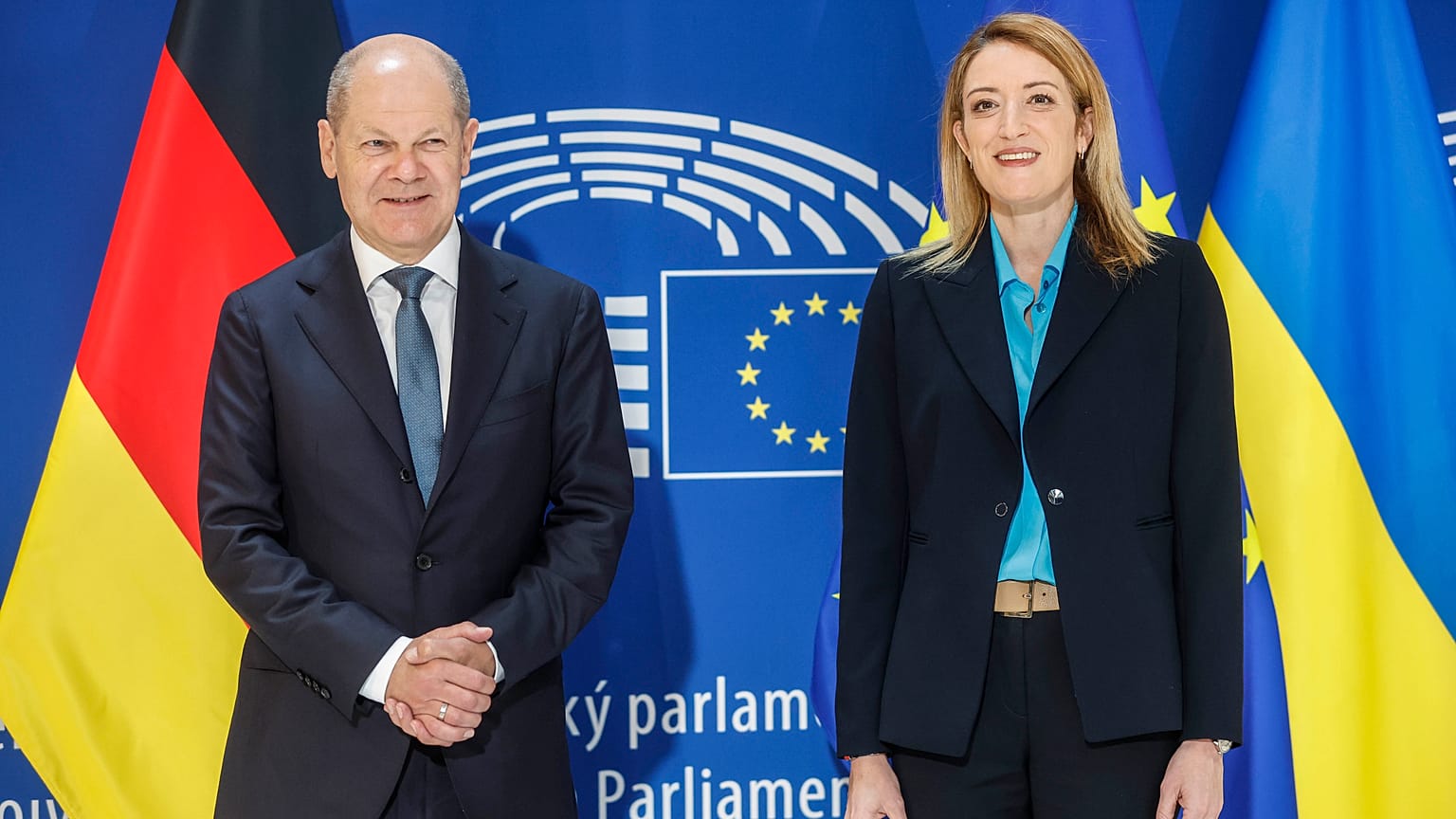 El canciller de Alemania, Olaf Scholz, junto con la presidenta del Parlamento Europeo, Roberta Metsola.