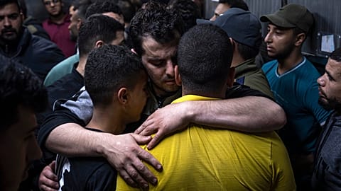 رجال فلسطينيون في مشرحة مستشفى الشفاء في غزة بعد القصف الإسرائيلي للقطاع في 9 أيار/مايو 2023