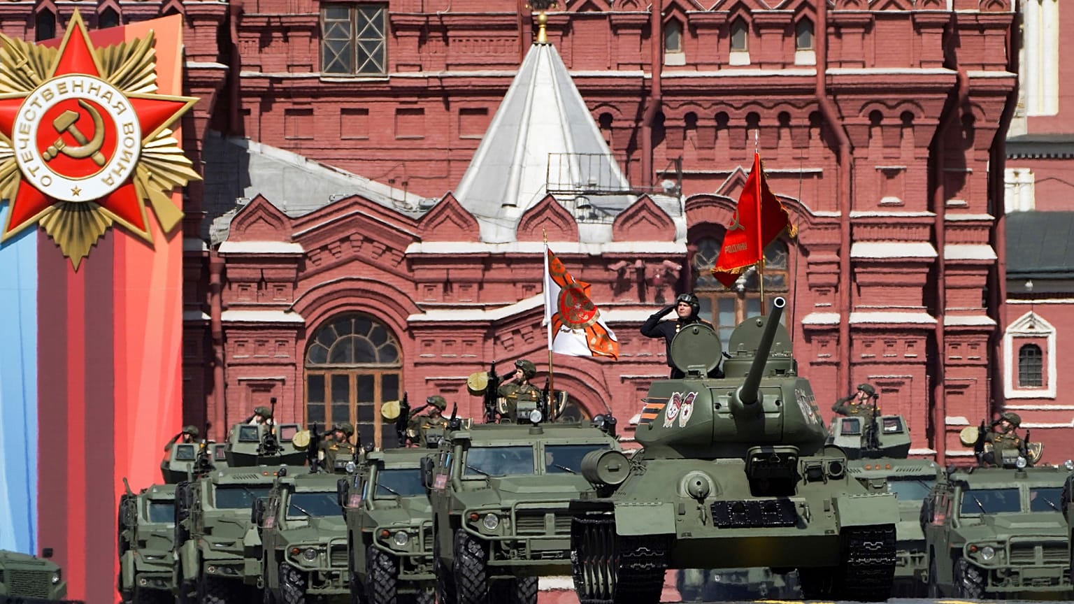 Bu yıl askeri uçak ve helikopterlerin geçiş yapmadığı törende, tankların da yer almaması dikkati çekti. Sadece zaferin sembolü olan tarihi T-34 model tank geçiş yaptı
