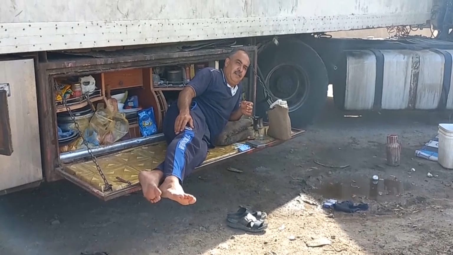 سائق شاحنة عالق في مدينة بورتسودان السودانية