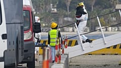 Les migrants sont aidés à débarquer du navire des garde-côtes italiens Diciotti à Reggio Calabria, dans le sud de l'Italie