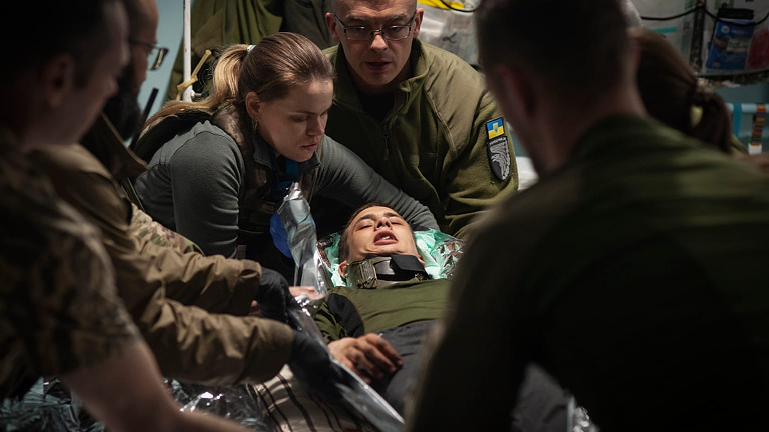 Militärsanitäter versorgen einen verwundeten Soldaten an einem medizinischen Stabilisierungspunkt bei Bachmut, Region Donezk