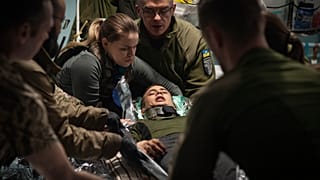 Militärsanitäter versorgen einen verwundeten Soldaten an einem medizinischen Stabilisierungspunkt bei Bachmut, Region Donezk