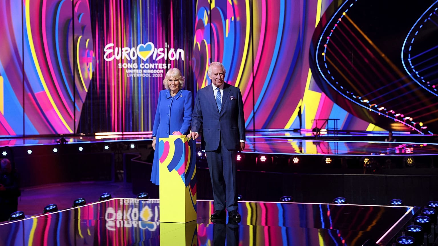 III. Károly brit király és felesége, Kamilla királyné a 67. Eurovíziós Dalfesztivál helyszínén a liverpooli M&S Bank Arenában 2023. április 26-án.