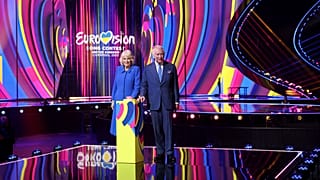 III. Károly brit király és felesége, Kamilla királyné a 67. Eurovíziós Dalfesztivál helyszínén a liverpooli M&S Bank Arenában 2023. április 26-án.