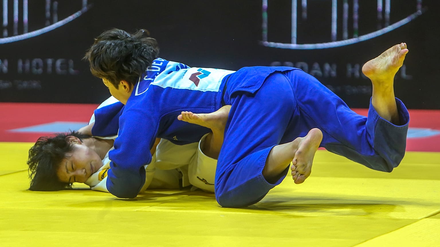 Die Kanadierin Christa Deguchi (oben) und die Japanerin Haruka Funakubo bei ihrem Kampf im Finale bis 57 kg