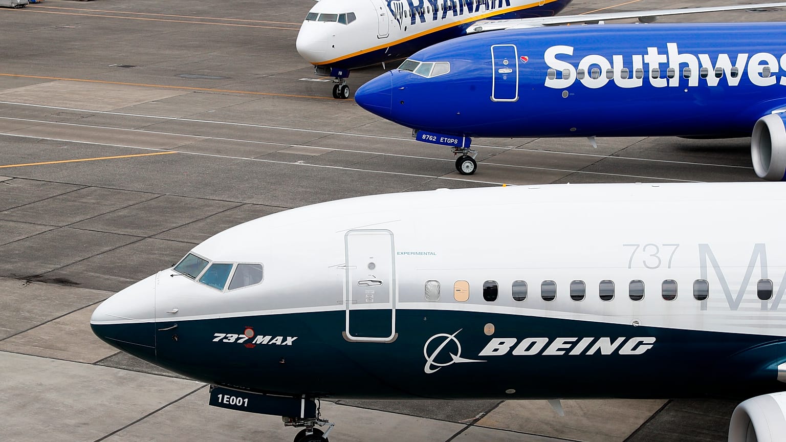  طائرة Ryanair 737-8-200 و ساوثويست آيرلاينز737-8 وطائرة اختبار طيران من طراز بوينغ  737-7 في ولاية سياتل الأمريكية. 2023/02/28 
