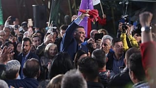 Ο πρόεδρος του ΣΥΡΙΖΑ- ΠΣ Αλέξης Τσίπρας χαιρετά πολίτες στο κέντρο του Πειραιά