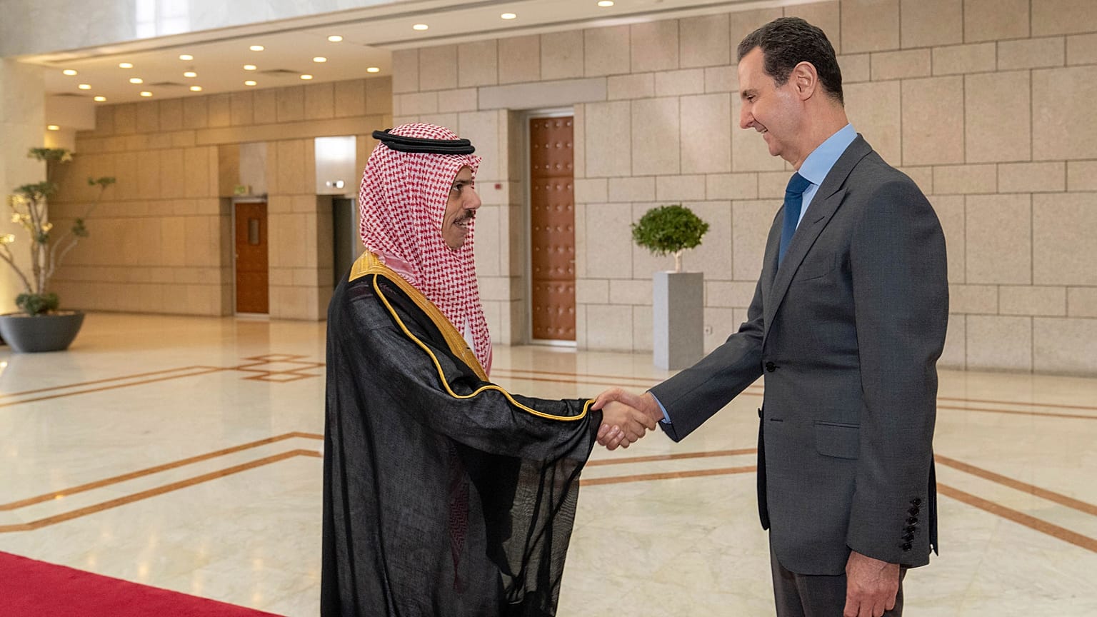 وزير الخارجية السعودي فيصل بن فرحان والرئيس السوري بشار الأسد في دمشق 