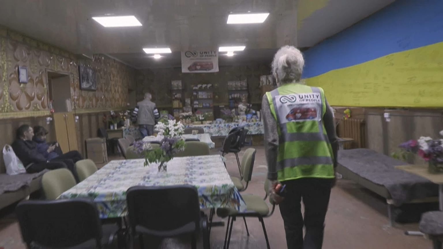 Habitantes de Orikhiv en un refugio de la localidad