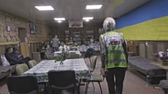 Habitantes de Orikhiv en un refugio de la localidad