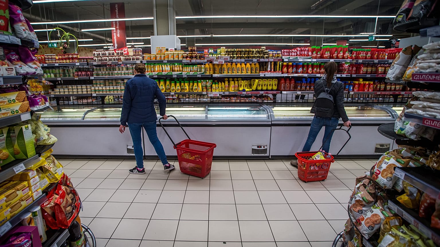 Vásárlók egy budapesti üzletben
